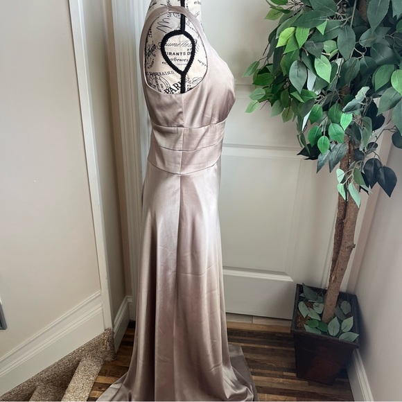 OC by OC Satin Sleeveless V-Neck Floor Length Gown Champagne Sz 12 - Picture 9 of 16